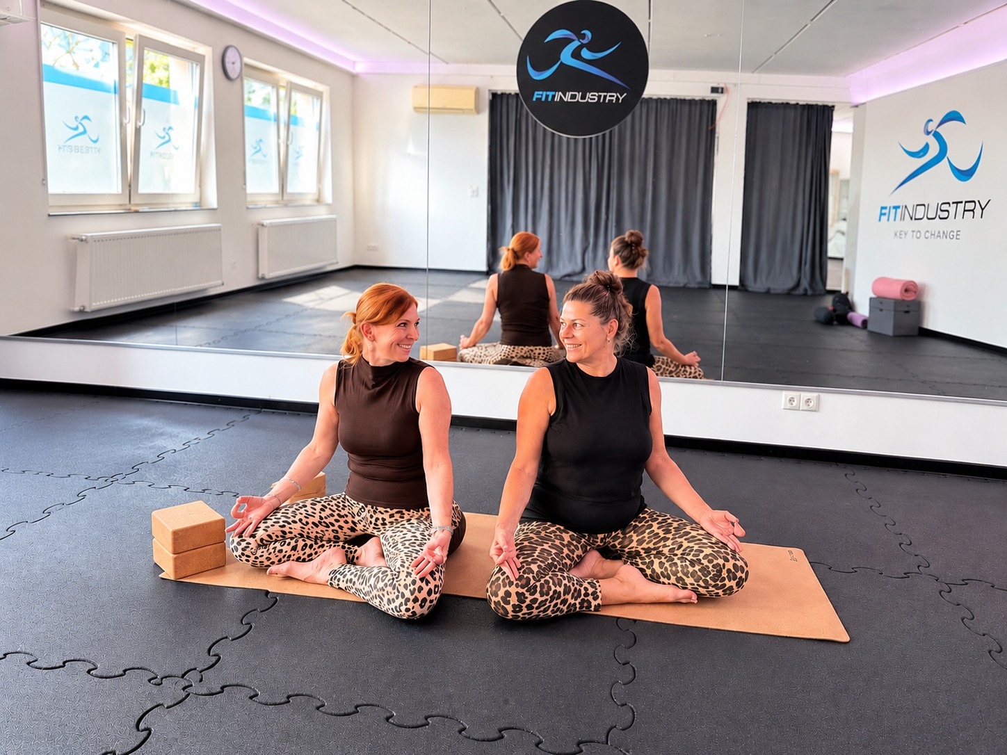 Elke und Isa beim Yoga